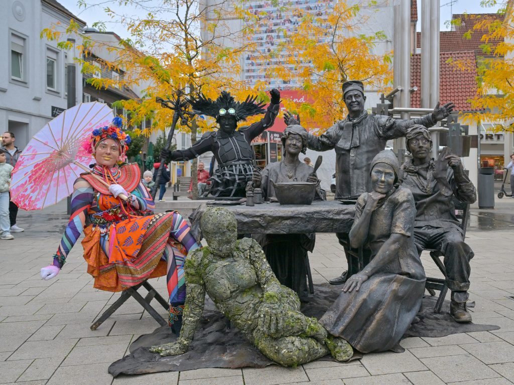 Lebende Skulpturen der Stadtgestalten auf dem Beckumer Marktplatz im Herbst